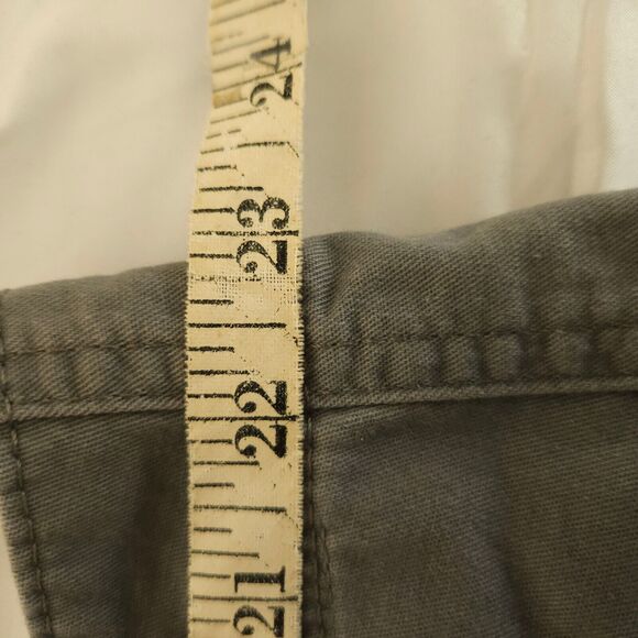 NWT Wrangler Men's 44 Gray Cargo Relaxed Fit Knee Length Tech Pocket Shorts - Picture 4 of 16